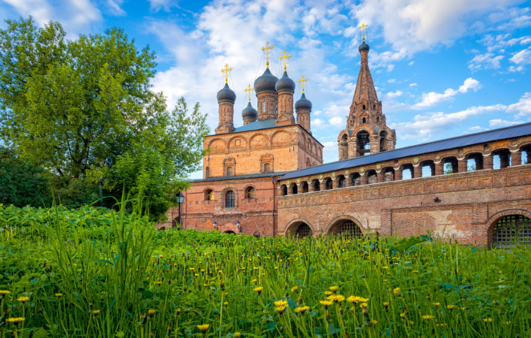 Крутицкое подворье в Москве. Успенский собор и колокольня Крутицкое подворье в Москве. Успенский собор и колокольня